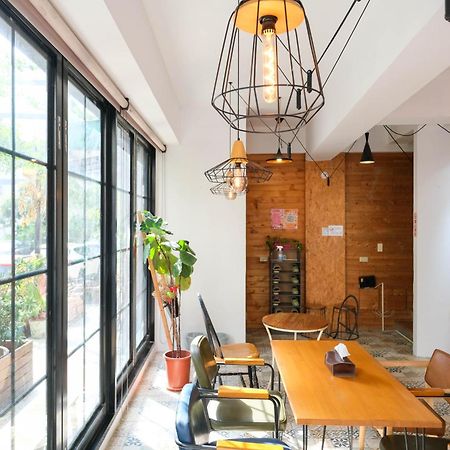 Re+Wood Guesthouse Tainan Bagian luar foto