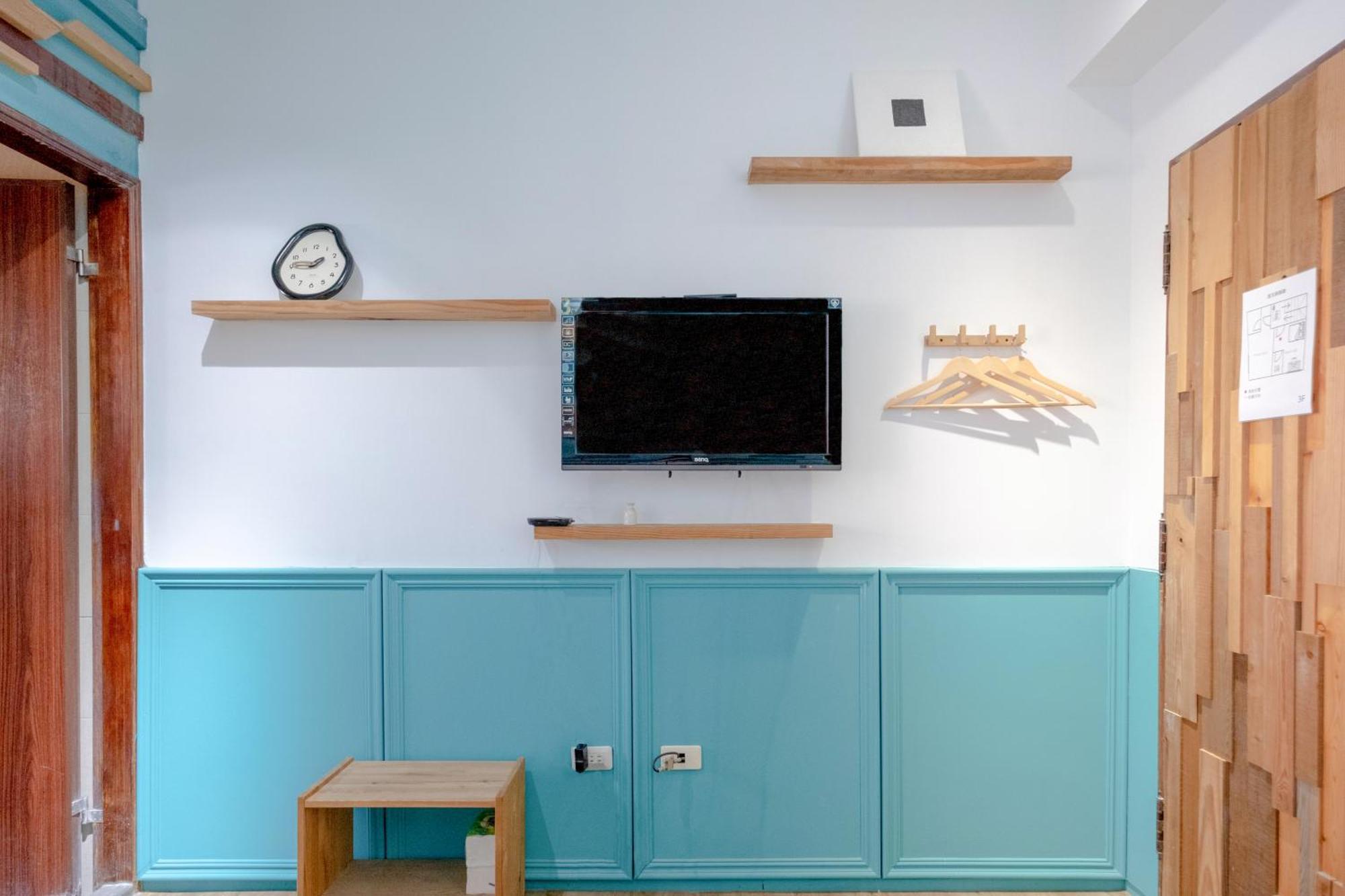 Re+Wood Guesthouse Tainan Bagian luar foto