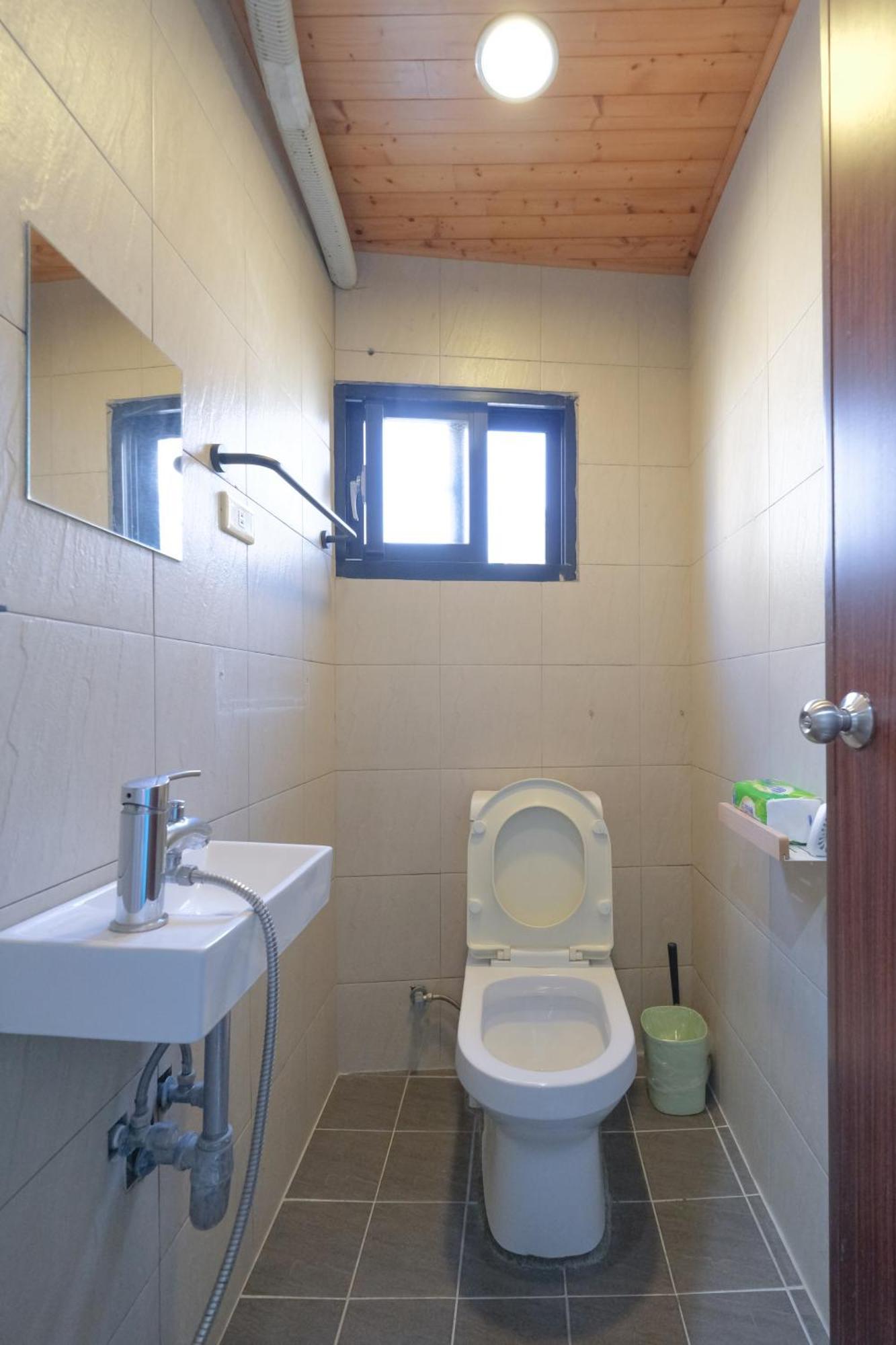 Re+Wood Guesthouse Tainan Bagian luar foto
