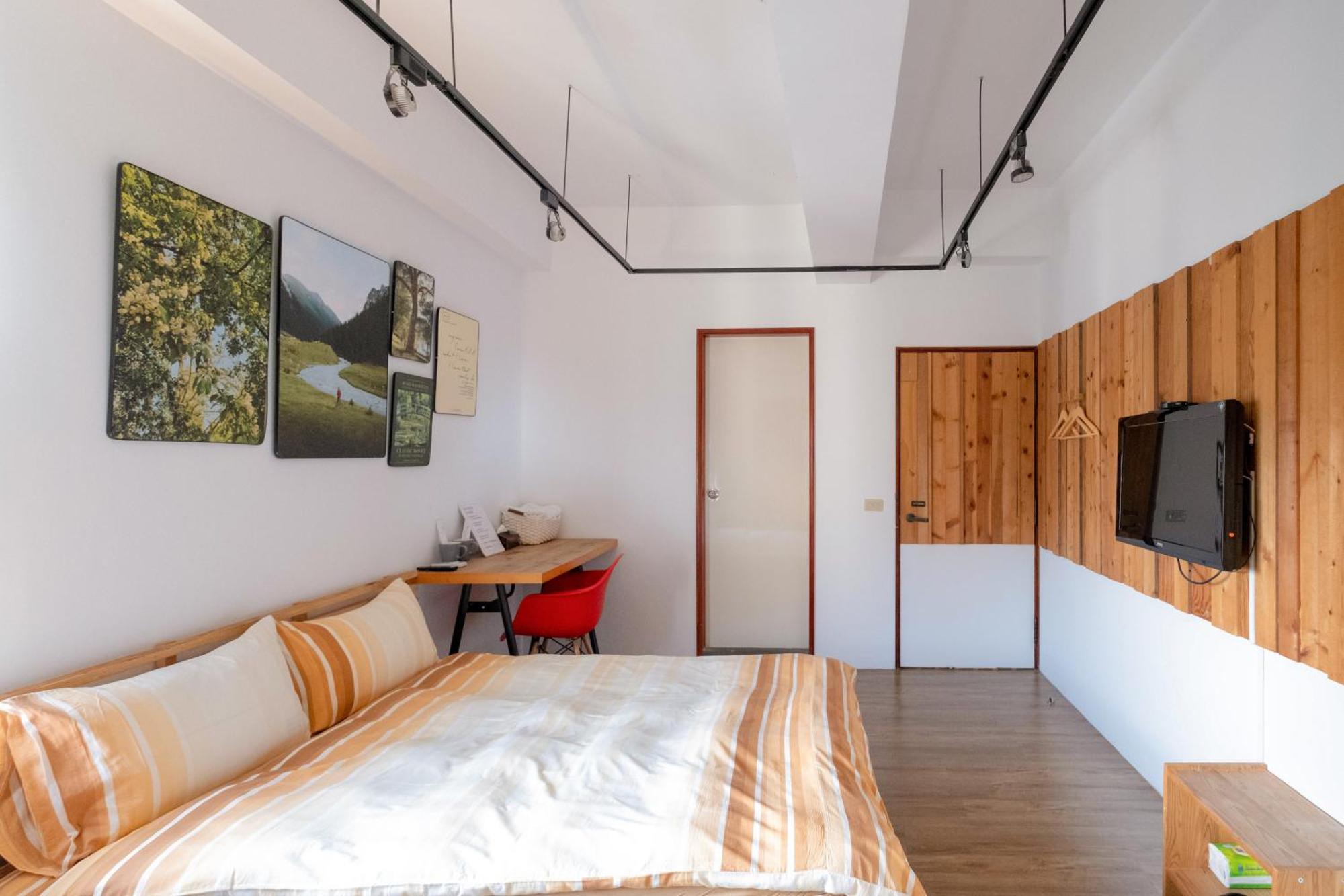 Re+Wood Guesthouse Tainan Bagian luar foto