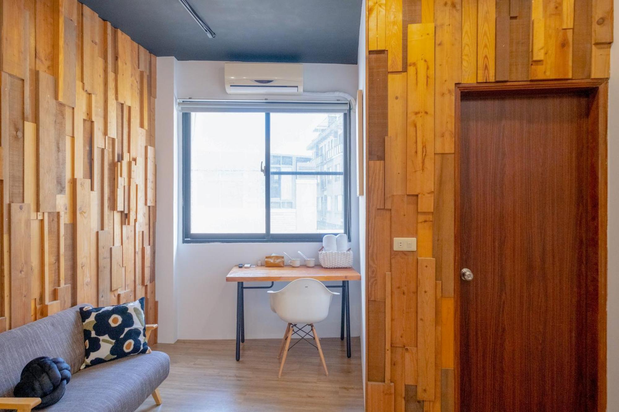 Re+Wood Guesthouse Tainan Bagian luar foto
