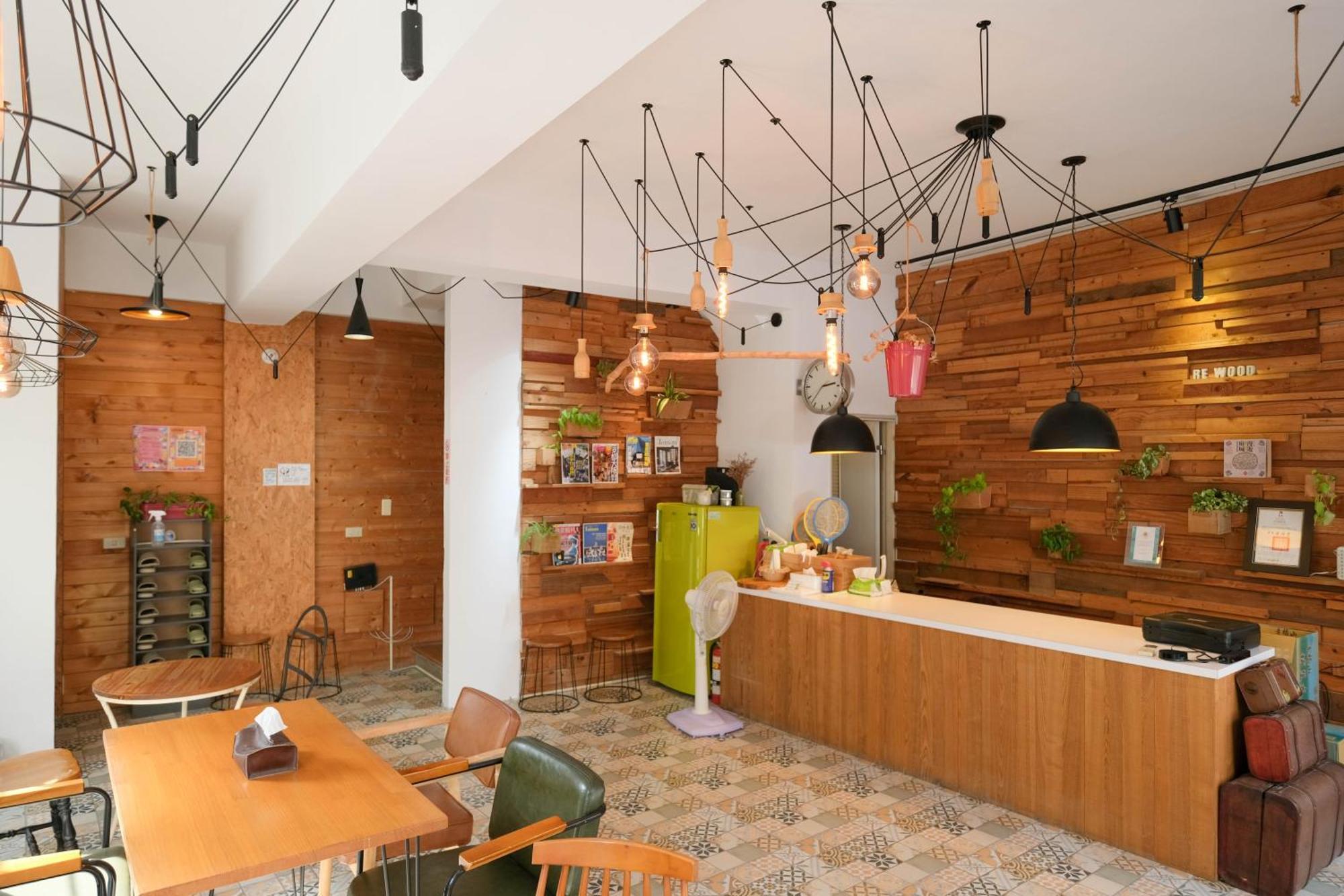 Re+Wood Guesthouse Tainan Bagian luar foto