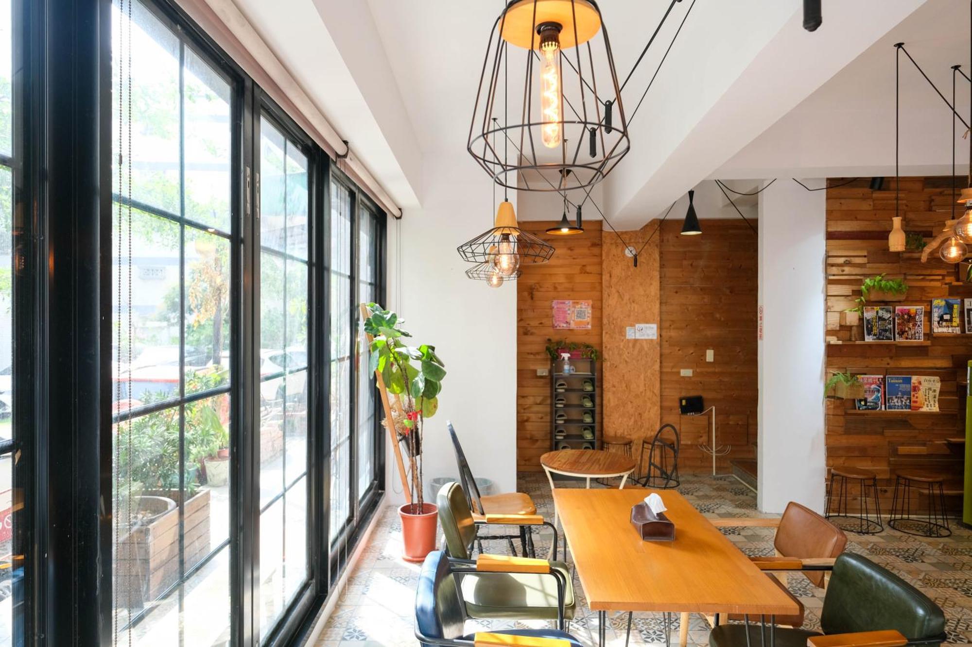 Re+Wood Guesthouse Tainan Bagian luar foto